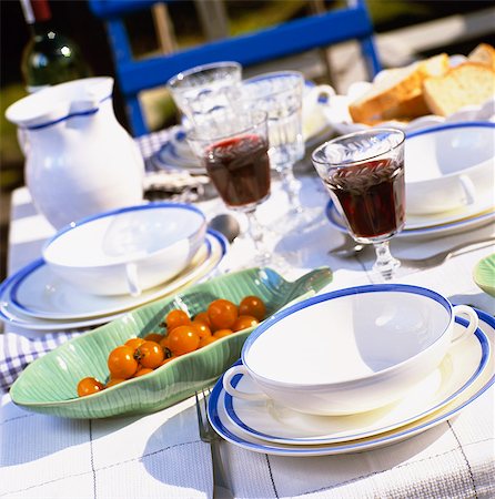 Plates and wine on a table. Fotografie stock - Premium Royalty-Free, Codice: 6102-03748037