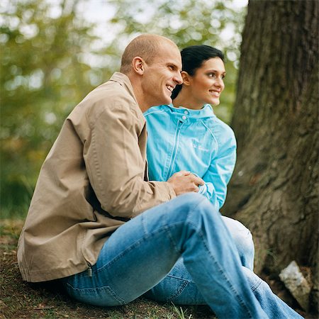 simsearch:6102-07602551,k - A couple sitting together outdoors. Foto de stock - Royalty Free Premium, Número: 6102-03748169