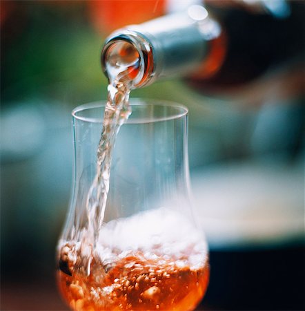 Wine being poured in a glass. Foto de stock - Sin royalties Premium, Código: 6102-03748214