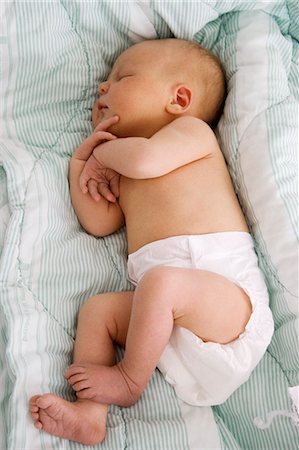 diaper for little girl - A sleeping infant. Foto de stock - Sin royalties Premium, Código: 6102-03749079