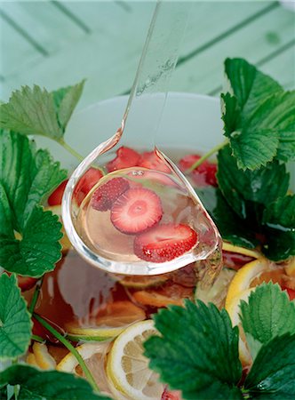 ponche de frutas - Fruit punch with strawberries. Foto de stock - Royalty Free Premium, Número: 6102-03749257