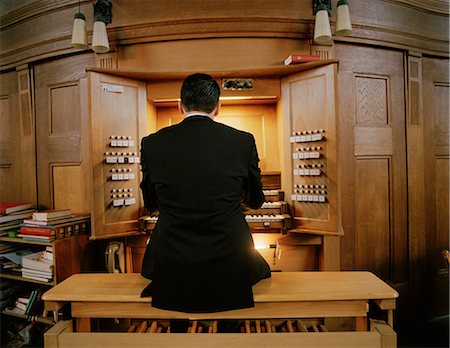 A man playing an organ in a church. Foto de stock - Sin royalties Premium, Código: 6102-03749606