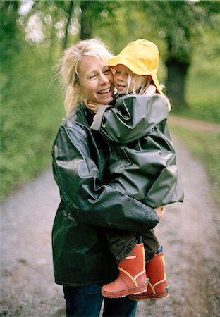 simsearch:6102-03827214,k - Mère et fille dans des vêtements de pluie. Photographie de stock - Premium Libres de Droits, Code: 6102-03749707