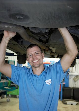 simsearch:6102-08760729,k - A man in a garage. Foto de stock - Sin royalties Premium, Código: 6102-03750121