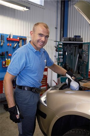 simsearch:6102-08760729,k - Portrait of a mechanic in a garage. Foto de stock - Sin royalties Premium, Código: 6102-03750122
