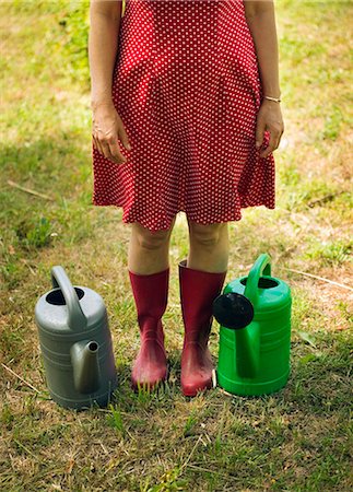 Jardinage par une femme vêtue d'une robe. Photographie de stock - Premium Libres de Droits, Code: 6102-03750290