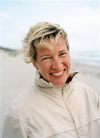 simsearch:6102-03750881,k - Portrait of a smiling middle aged woman by the sea. Foto de stock - Sin royalties Premium, Código: 6102-03750376