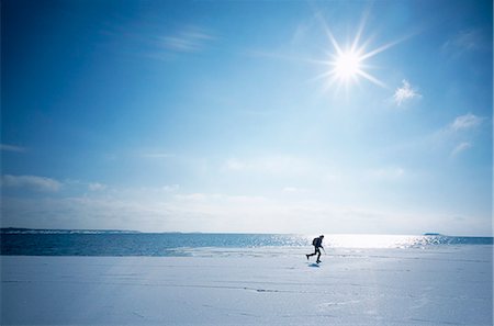 simsearch:6102-07602475,k - Silhouette d'une personne sur la glace. Photographie de stock - Premium Libres de Droits, Code: 6102-03750308