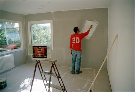 european roller - A man painting a wall. Foto de stock - Sin royalties Premium, Código: 6102-03750423