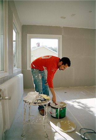european roller - Man painting a room. Foto de stock - Sin royalties Premium, Código: 6102-03750424