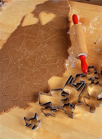 simsearch:6102-08000998,k - Someone baking ginger bread cookies. Foto de stock - Sin royalties Premium, Código: 6102-03750437