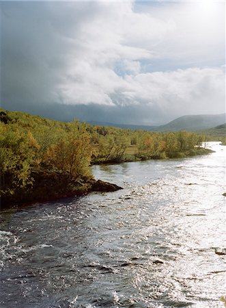 eaux vives - Vue sur le paysage de montagne dans le nord de la Suède. Photographie de stock - Premium Libres de Droits, Code: 6102-03750700