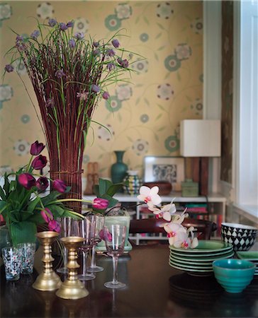 Flowers and porcelain on a table. Stock Photo - Premium Royalty-Free, Code: 6102-03750844