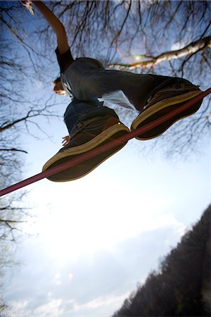 A young man balancing on a rope. Foto de stock - Sin royalties Premium, Código: 6102-03750960