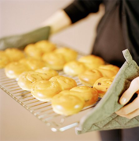 pot holder - Saffron rolls on a baking plate, Sweden. Stock Photo - Premium Royalty-Free, Code: 6102-03751109