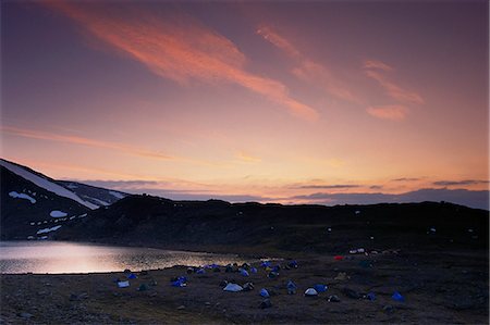 Camping tents beside lake at dusk, mountains in background Foto de stock - Sin royalties Premium, Código: 6102-03858863