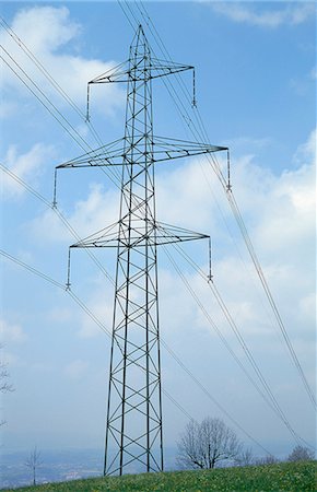 pylône électrique - Vue d'angle faible de pylône électrique Photographie de stock - Premium Libres de Droits, Code: 6102-03858898