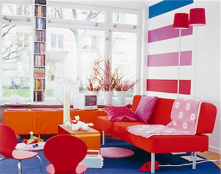 rote couch - Moderne Wohnzimmer Stockbilder - Premium RF Lizenzfrei, Bildnummer: 6102-03858940