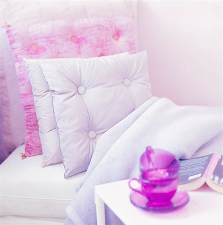 Intérieur décoré avec des coussins de couleurs pastels sur le canapé et purple tasse sur la table Photographie de stock - Premium Libres de Droits, Code: 6102-03858968
