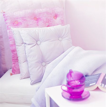 Pastel coloured pillows, blanket and cups in bedroom Foto de stock - Sin royalties Premium, Código: 6102-03858968