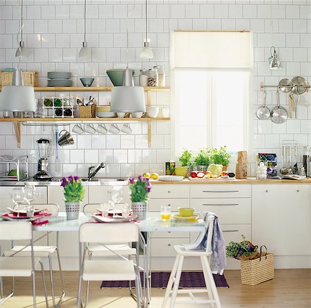 Interior of domestic kitchen with dining table and chairs Foto de stock - Royalty Free Premium, Número: 6102-03858913