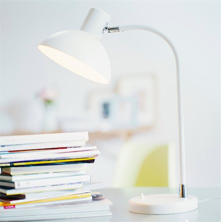 Lampe blanche et pile de livres sur le Bureau Photographie de stock - Premium Libres de Droits, Code: 6102-03858923