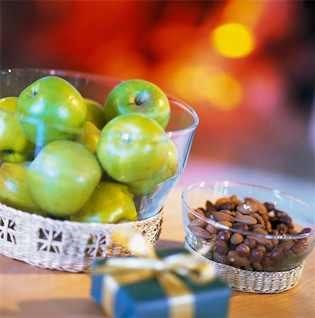 package nobody - Green apples and almonds in glass bowls, gift box in foreground Foto de stock - Sin royalties Premium, Código: 6102-03858934