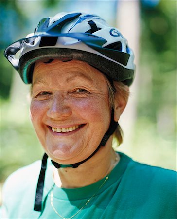 friendly portrait - Portrait of mature woman wearing cycling helmet, smiling Foto de stock - Sin royalties Premium, Código: 6102-03859027