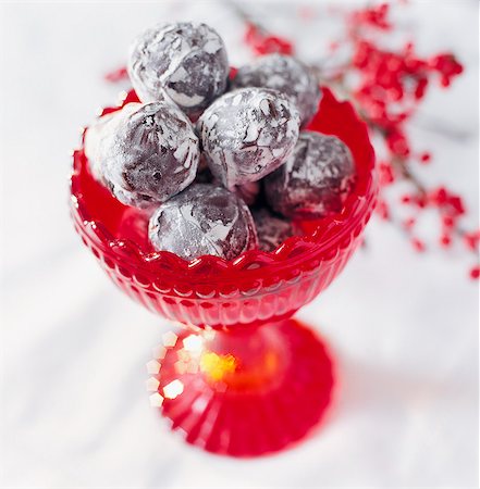 Candies wrapped in silver foil in red bowl Stock Photo - Premium Royalty-Free, Code: 6102-03859160