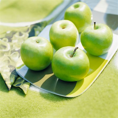 five green apple picture - Green apples on tray with napkin on side, close-up Stock Photo - Premium Royalty-Free, Code: 6102-03859243