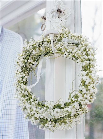 Wreath of white flowers hanging on window, close-up Stock Photo - Premium Royalty-Free, Code: 6102-03859241