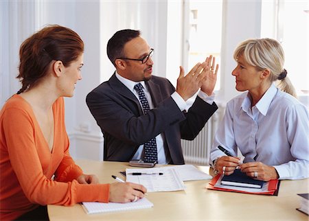 simsearch:6102-03750615,k - Businessman and women sitting at desk having discussion Foto de stock - Sin royalties Premium, Código: 6102-03859226