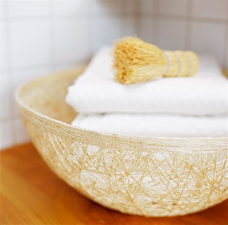 Brush on top of folded towels in basket, close-up Stock Photo - Premium Royalty-Free, Code: 6102-03859233