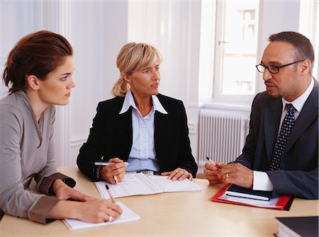 simsearch:6102-03750615,k - Businessman and women sitting at desk having discussion Foto de stock - Sin royalties Premium, Código: 6102-03859230