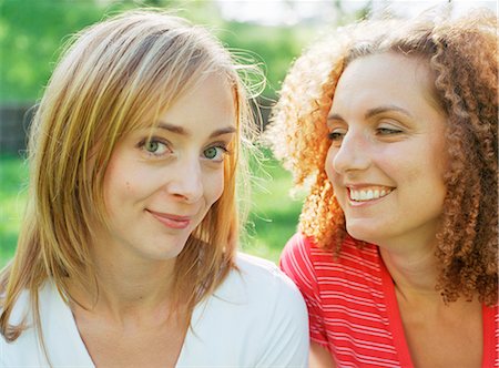 simsearch:6102-03866856,k - Close-up of two women smiling Foto de stock - Sin royalties Premium, Código: 6102-03859390