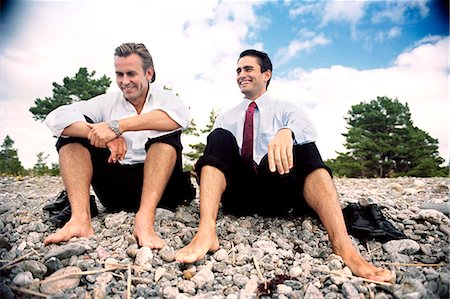 simsearch:6102-03859326,k - Zwei barfuß Männer tragen von Anzügen sitzen auf Kiesel Stockbilder - Premium RF Lizenzfrei, Bildnummer: 6102-03859430