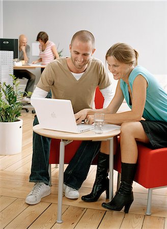 simsearch:6102-03750615,k - Man and woman working on laptop in office Foto de stock - Sin royalties Premium, Código: 6102-03859609