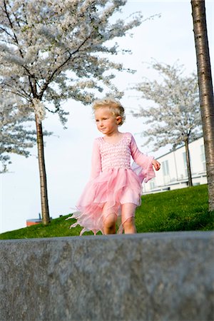 fête enfantine - Une petite fille dans une robe rose, Suède. Photographie de stock - Premium Libres de Droits, Code: 6102-03865751