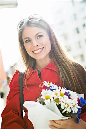 simsearch:6102-03750219,k - A woman holding a bouquet, Sweden. Foto de stock - Sin royalties Premium, Código: 6102-03865780