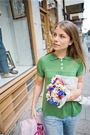 simsearch:6102-03750219,k - A woman with a bouquet walking in town, Stockholm, Sweden. Foto de stock - Sin royalties Premium, Código: 6102-03865781
