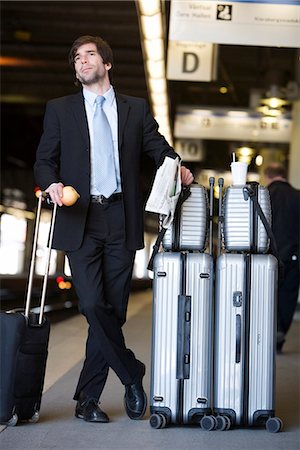 simsearch:6102-03828660,k - Businessman with suitcases standing at the trainstation waiting, Stockholm, Sweden. Foto de stock - Sin royalties Premium, Código: 6102-03865711