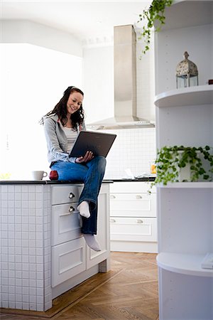 simsearch:6102-03904116,k - Une femme devant un ordinateur portable à la maison, Suède. Photographie de stock - Premium Libres de Droits, Code: 6102-03865846