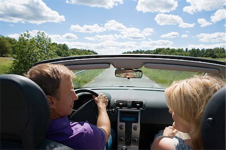 Un couple dans une voiture, Suède. Photographie de stock - Premium Libres de Droits, Code: 6102-03866015