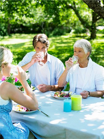 sole (meal) - A family having dinner outdoors, Stockholm, Sweden. Foto de stock - Sin royalties Premium, Código: 6102-03866159