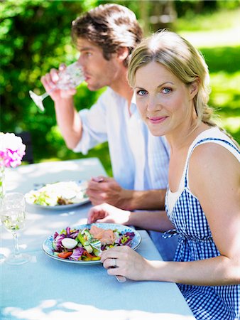 simsearch:6102-03867771,k - Paar mit Abendessen im Garten, Stockholm, Schweden. Stockbilder - Premium RF Lizenzfrei, Bildnummer: 6102-03866162