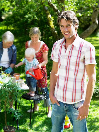 simsearch:400-05314669,k - Un famille debout dans un jardin, Stockholm, Suède. Photographie de stock - Premium Libres de Droits, Code: 6102-03866190