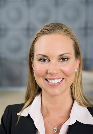 simsearch:6102-03904918,k - Portrait of a woman in an office, Sweden. Foto de stock - Royalty Free Premium, Número: 6102-03866119