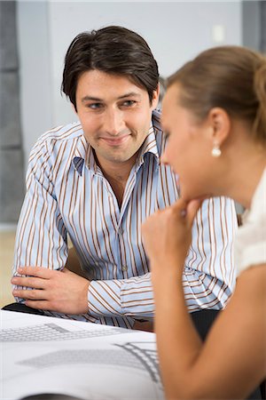 project paper - Smiling persons in an office. Foto de stock - Sin royalties Premium, Código: 6102-03866125