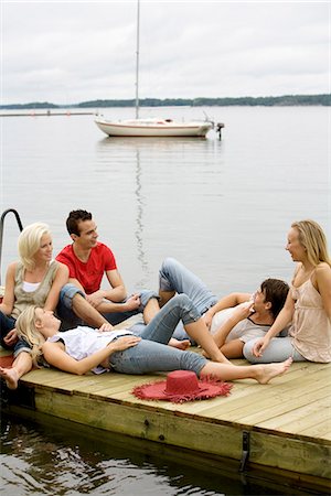 simsearch:6102-08559615,k - Amis assis sur la jetée de l'archipel de l'eau, Ljustero, Stockholm, Suède. Photographie de stock - Premium Libres de Droits, Code: 6102-03866290