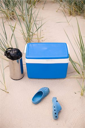 pantoufle - Un sac isotherme sur la plage, Gotland, Suède. Photographie de stock - Premium Libres de Droits, Code: 6102-03866574